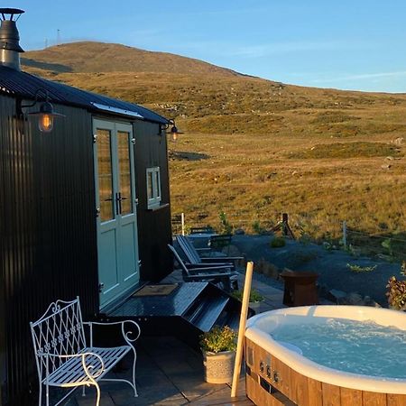 Black Hut At Slieve Croob Glamping Ballyward ภายนอก รูปภาพ