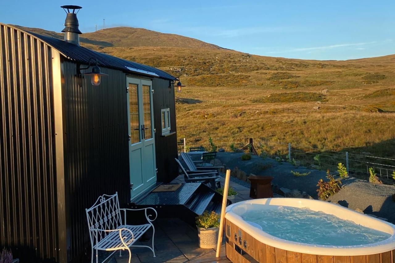 Black Hut At Slieve Croob Glamping Ballyward ภายนอก รูปภาพ